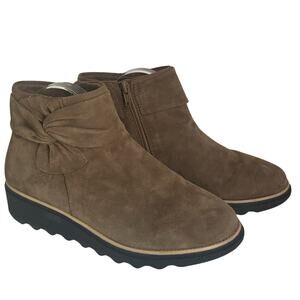 Clarks Taupe Suede Ankle Boots • Bow Accent • Women’s 8 (EU 39)
